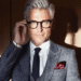 Der Filmkritiker von plangenial.de – älterer intelligenter Mann mit grauen Haaren und Brille im Business-Look.