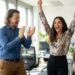 Lia und Maik jubeln gemeinsam über eine Jobzusage im Büro