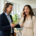 Lia freut sich am Telefon über eine Jobzusage, Maik reagiert mit