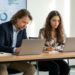 Lia und Maik bei der Weiterbildung im Seminarraum am Laptop