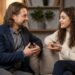 Lia und Maik im entspannten Gespräch im Lounge-Bereich