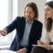 Maik zeigt Lia etwas am Monitor, konzentriertes Mentoring