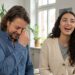 Lia und Maik lachen herzlich, fast Tränen lachend