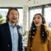 Konfetti fällt, Lia und Maik sind überrascht und begeistert