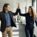 Lia und Maik geben sich im Gehen dynamisch ein High-Five